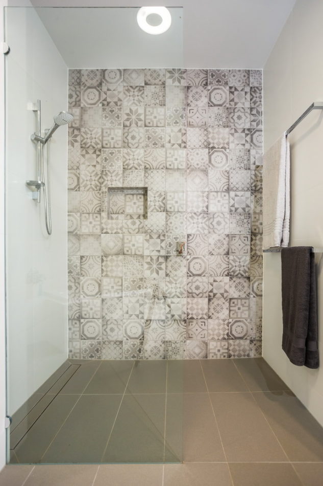 Shower recess with half screen and hand held shower.
